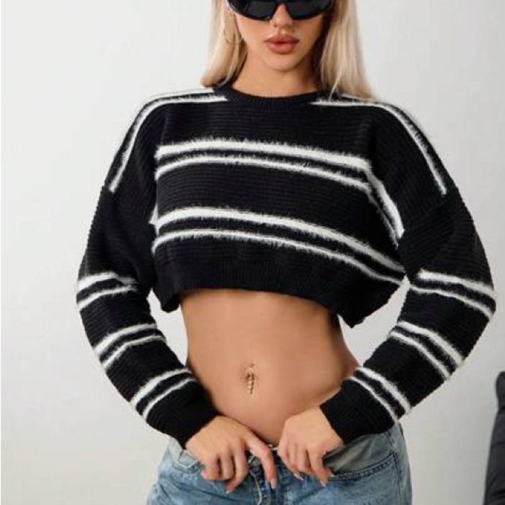 Stripped Black and White Cropped Sweater